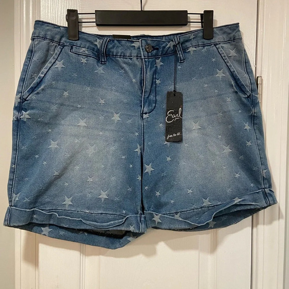 NWT Earl Jeans Soft Stretch Denim Star Print Roll Cuff Denim Shorts Size 16 - Picture 1 of 9